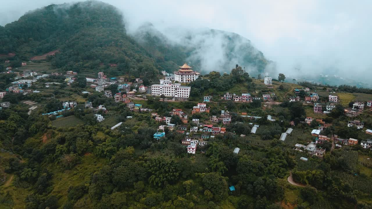 vista aérea de una aldea montañosa durante la temporada de verano en katmandú, nepal