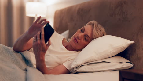 Noche,-Lectura-Y-Una-Mujer-Con-Un-Teléfono-En-La-Cama