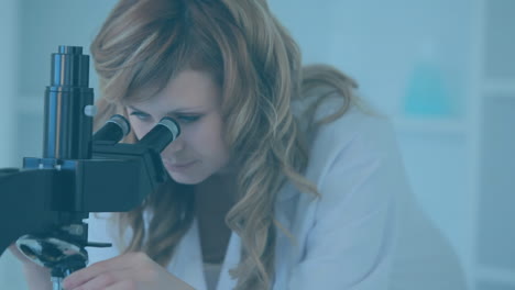 científica que usa un microscopio con moléculas flotantes