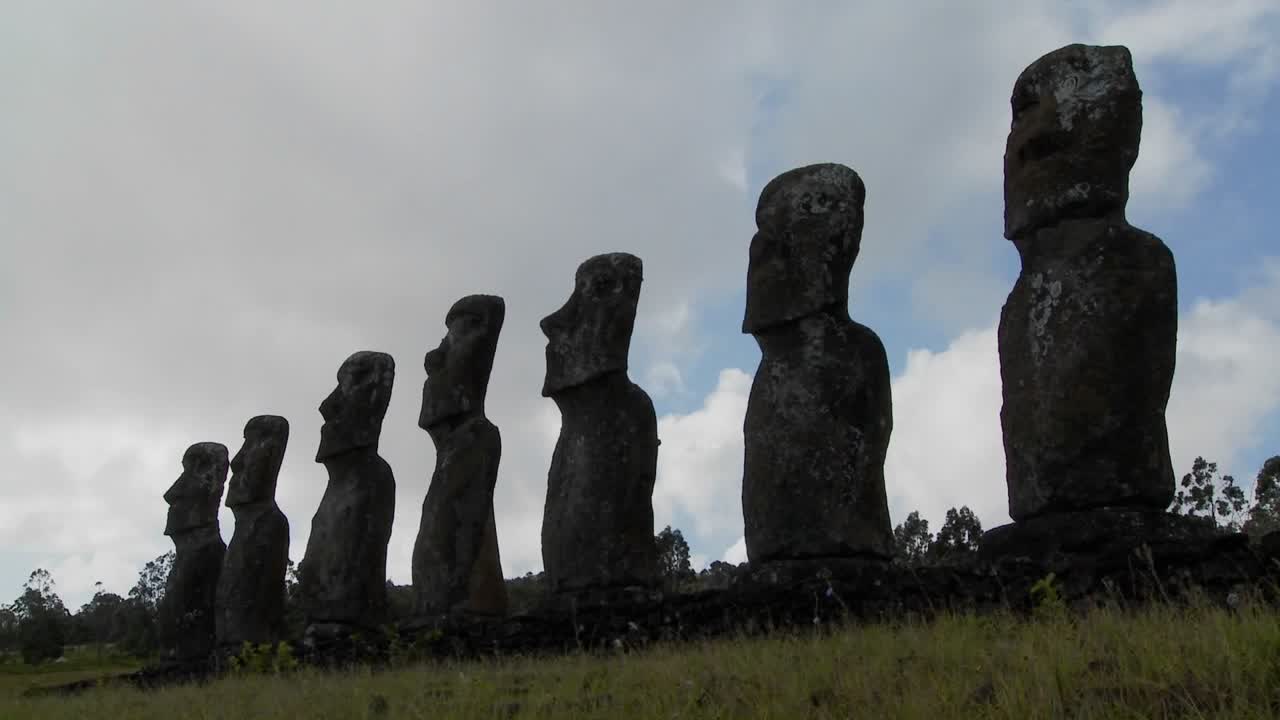 Timelapse di nuvole dietro le incredibili statue dell'Isola di Pasqua