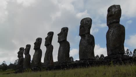 Zeitraffer-Der-Wolken-Hinter-Den-Erstaunlichen-Statuen-Auf-Der-Osterinsel