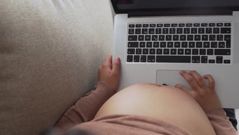 Nahaufnahme-Einer-Schwangeren-Frau-Mit-Einem-Laptop