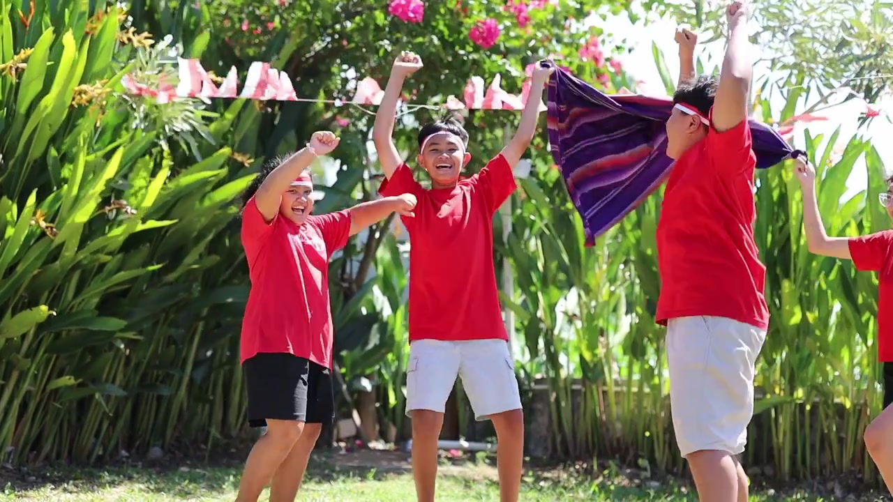 Bambini indonesiani celebrano il giorno dell'indipendenza dell'Indonesia con un concorso all'aperto, un gioco di pallavolo con sarong.