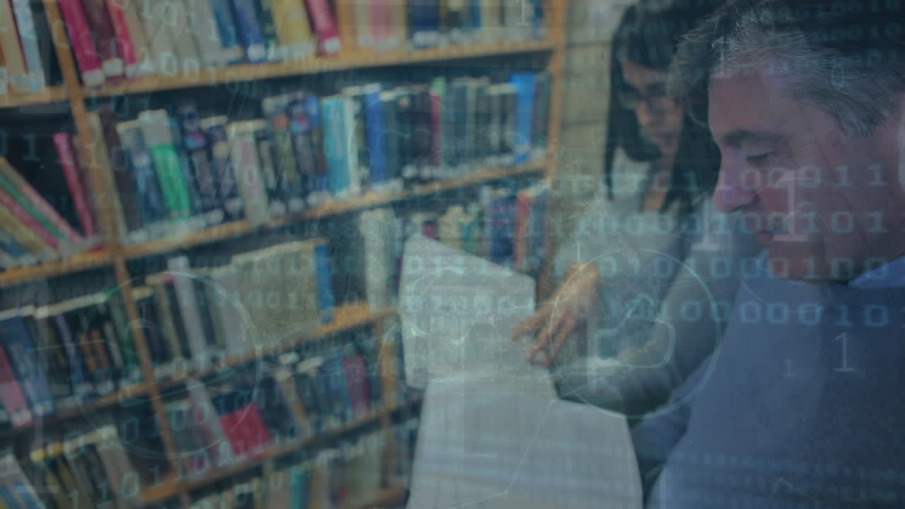 animación del procesamiento de datos sobre dos personas caucásicas estudiando en la biblioteca