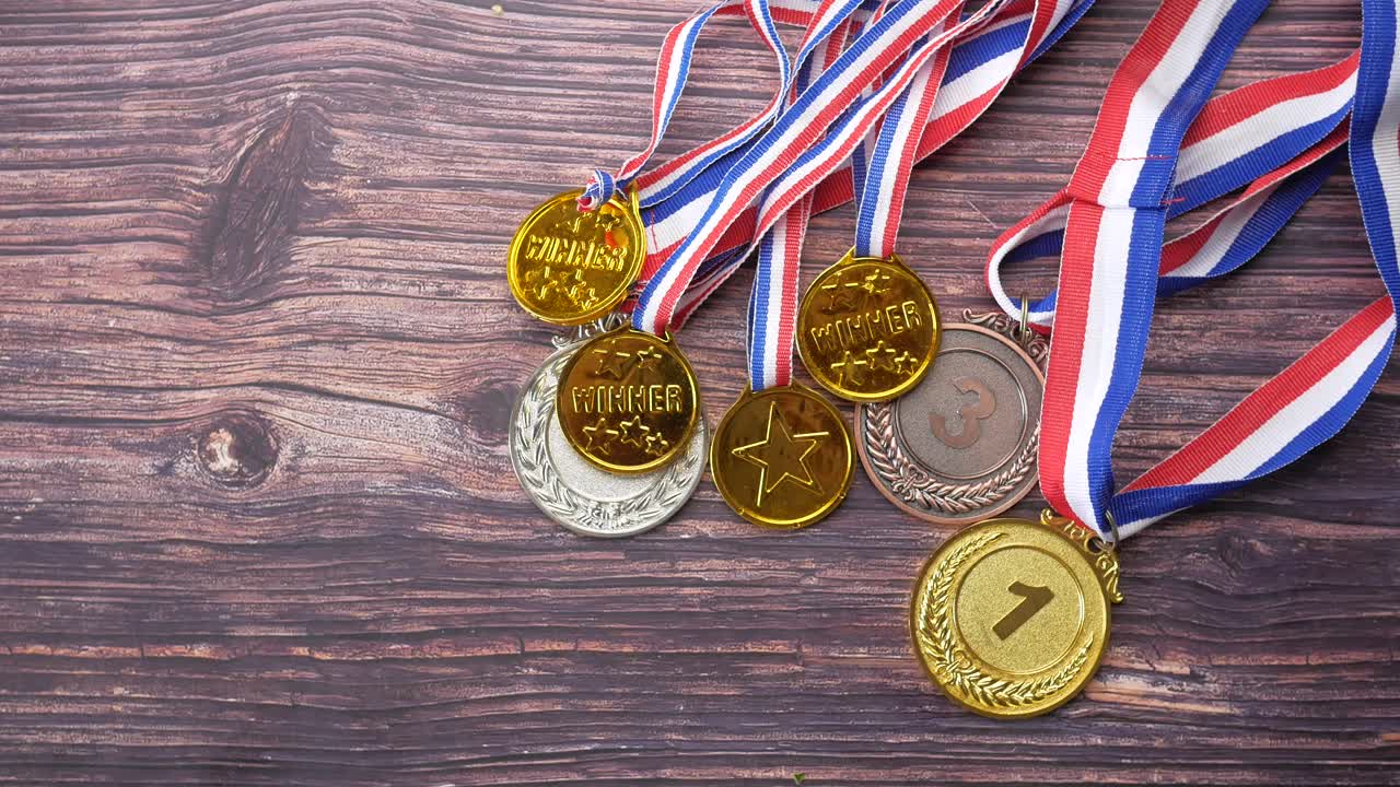 medallas y cintas en una mesa de madera