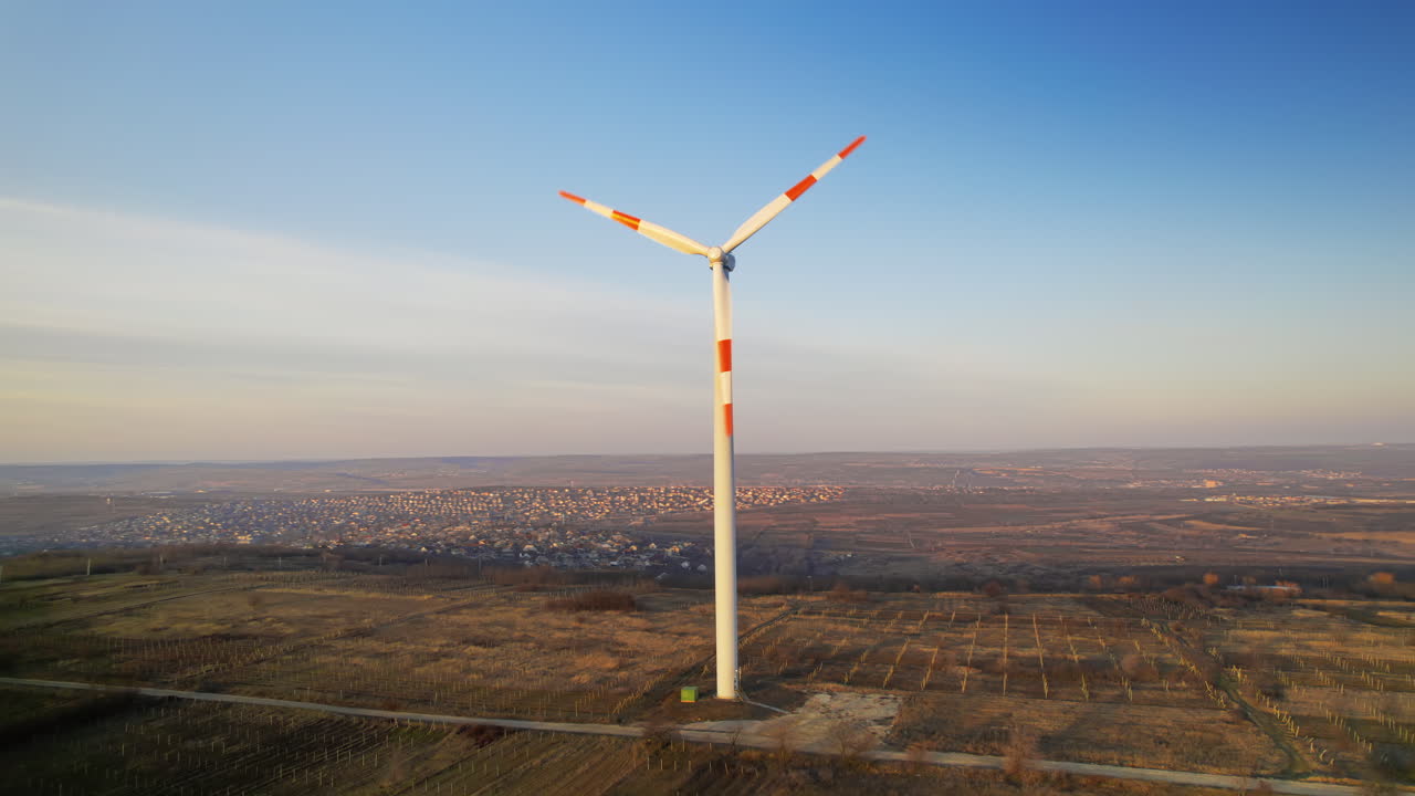 Vista aerea da drone di una turbina eolica funzionante in Moldova. Campi e villaggio sullo sfondo