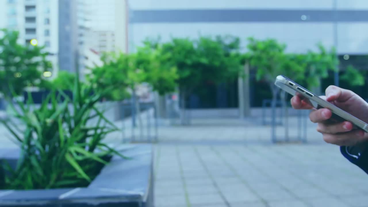 animação do dia mundial da maratona texto sobre empresário caucasiano com smartphone