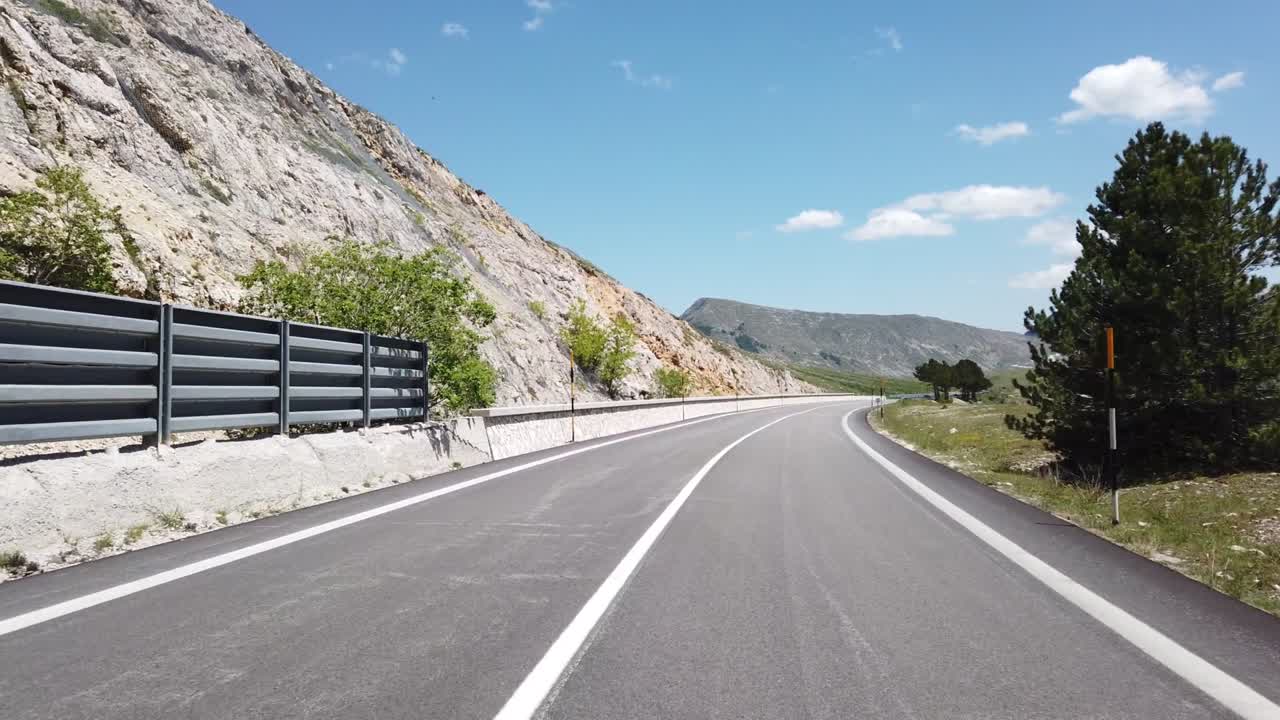 산악 풍경의 움직이는 시각 (자동차, 오토바이 또는 자전거)