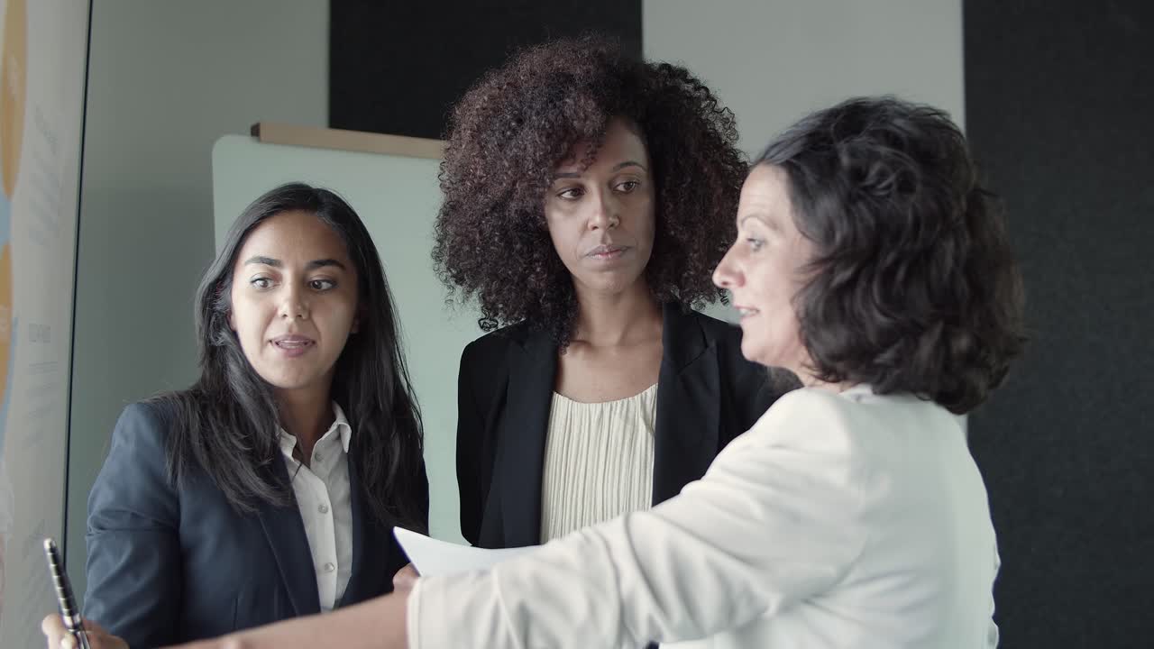 contenido empresarias de pie y discutiendo proyecto