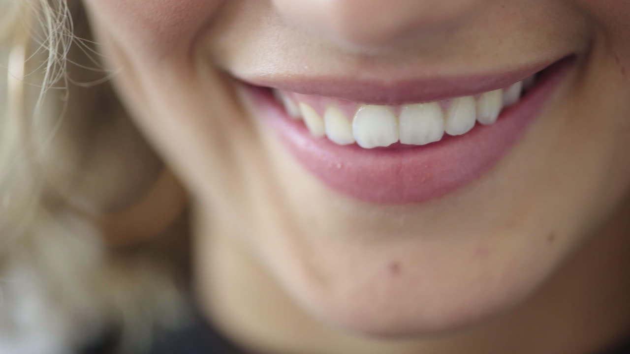 boca de mujer sonriente labios suaves que muestran dientes blancos saludables concepto de salud dental