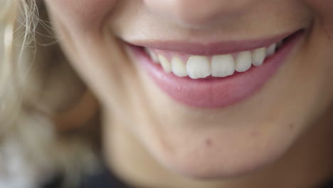 Nahaufnahme-Einer-Frau-Mit-Lächelnden,-Weichen-Lippen,-Die-Gesunde-Weiße-Zähne-Zeigt,-Zahngesundheitskonzept