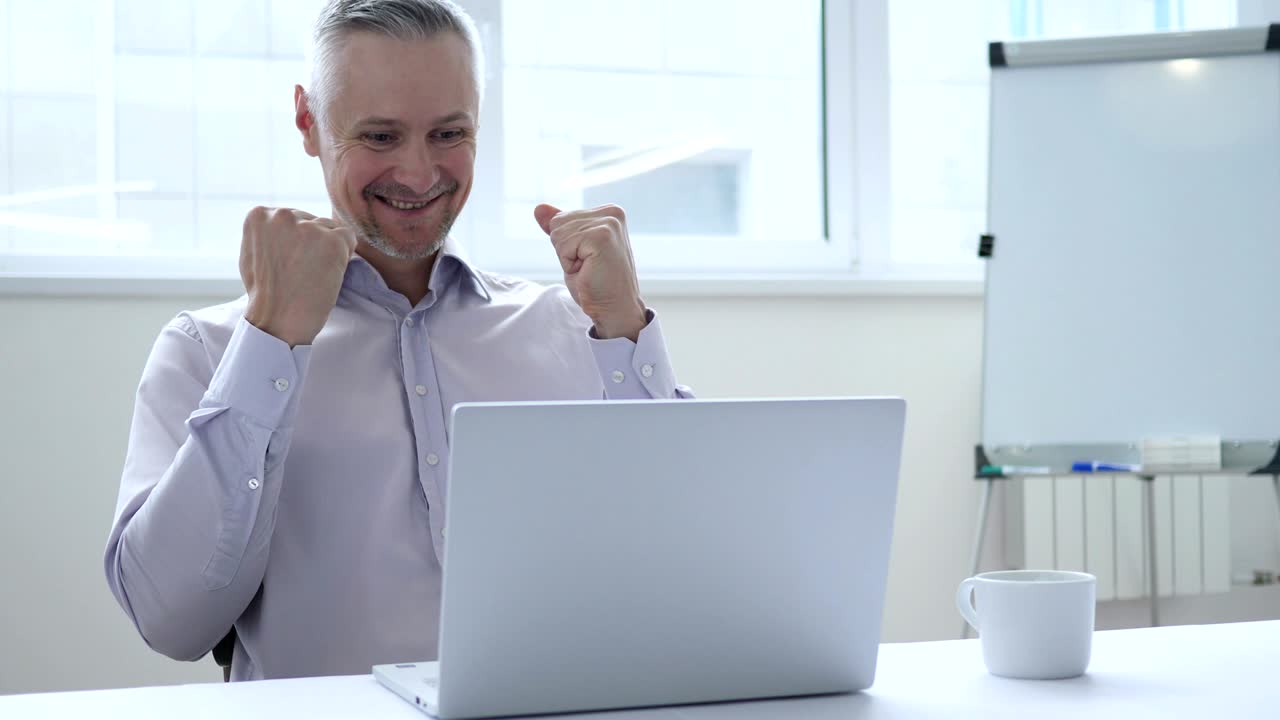 성공을 축하하는 사업가, 노트북에서 일하는