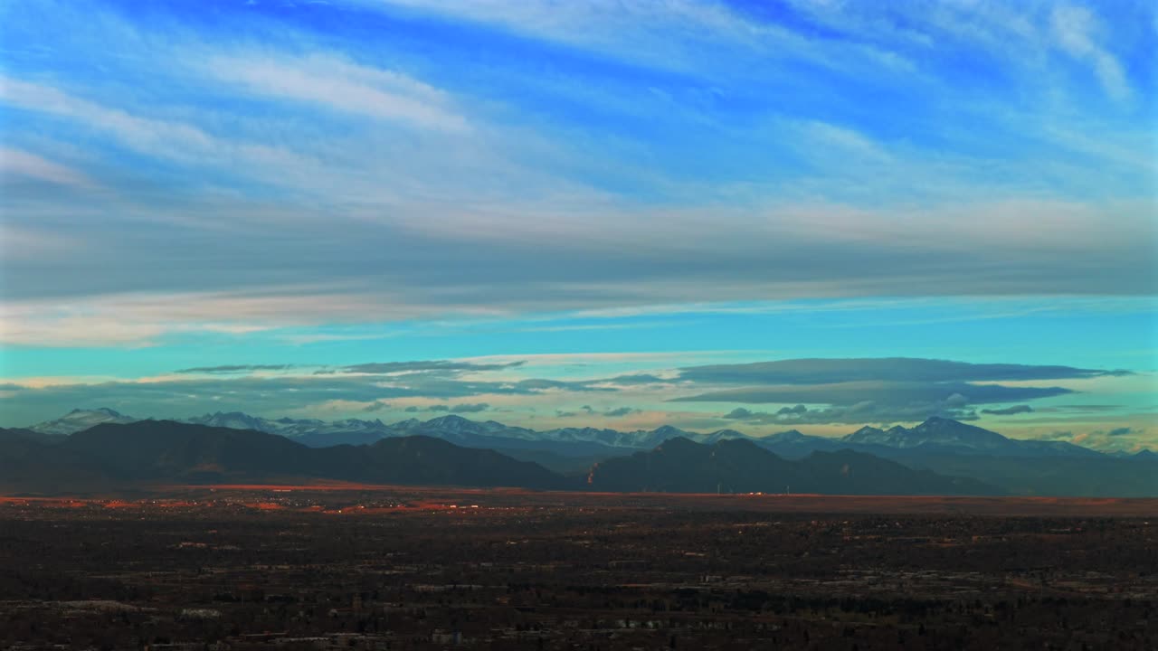 Catena montuosa Front Range Montagne Rocciose Paesaggio invernale di Denver Paesaggio aereo con drone Montagne Boulder Flatirons Tramonto Pomeriggio Wheatridge Arvada Broomfield Quartiere di Golden Periferia Movimento di panoramica in avanti verso l'alto