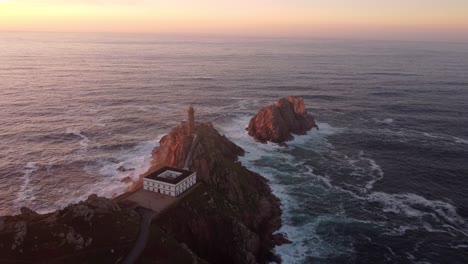 Puesta-De-Sol-Vista-Aérea-Galicia-Región-Norte-De-España-Faro-De-Cabo-Vilán-Durante-La-Puesta-De-Sol