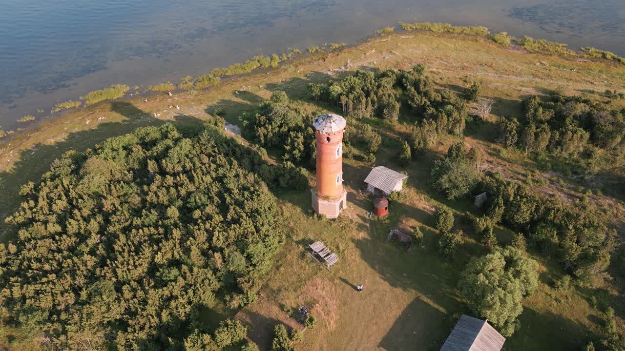 volar lejos del lugar del faro en la costa del mar báltico - campo de estonia en europa - sobrevuelo de helicóptero natural que establece el disparo verano 2022 - vista de pájaro - dron aéreo