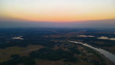 Hermosa-Puesta-De-Sol-Sobre-Tierras-De-Cultivo-En-Bangladesh-Con-El-Río-Surma-En-Primer-Plano