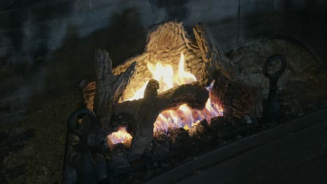 Disparo-Estático-De-Fuego-En-Una-Chimenea-Antigua