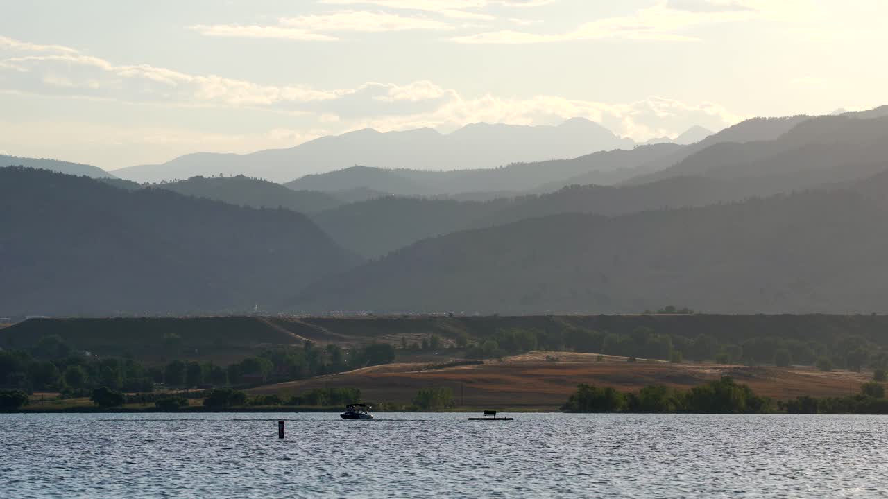 일몰 동안 볼더 저수지에서 수상 스포츠 활동