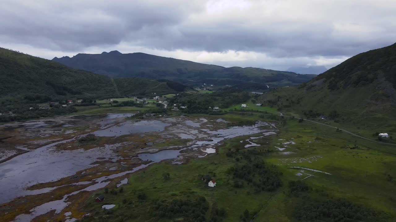 노르웨이의 습한 계곡 유역에 고립된 집들이 있는 작은 마을의 공중 전망