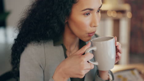 Horas-Extras,-Mujer-En-El-Escritorio-Y-Pausa-Para-El-Café