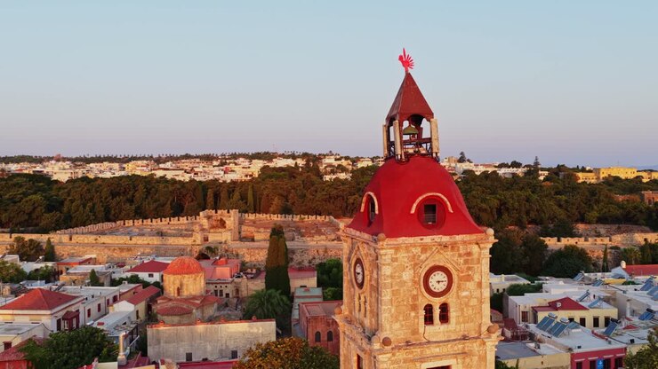 Vista aerea della Torre dell'Orologio di Rodi e del paesaggio urbano