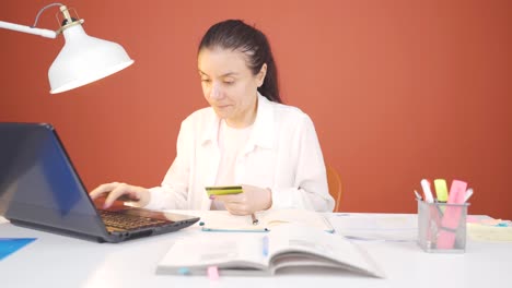 Frau-Kauft-Am-Laptop-Ein.