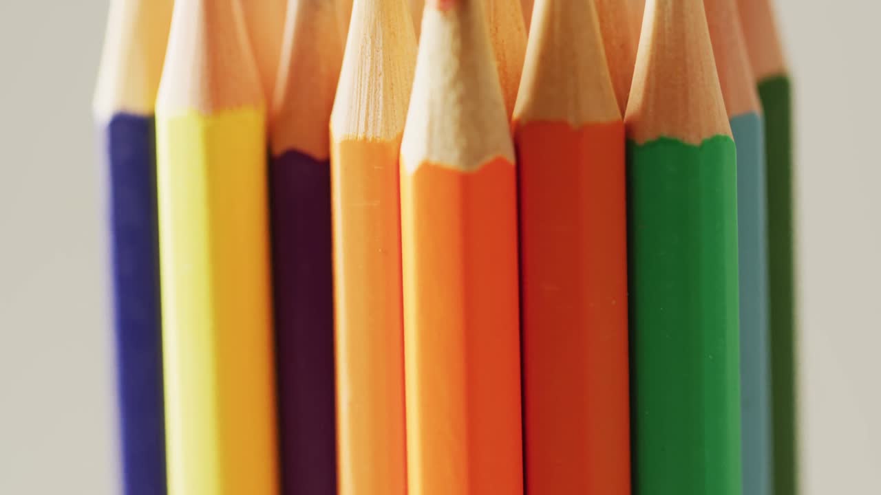video de lápices de colores sobre un fondo beige