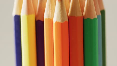 video de lápices de colores sobre un fondo beige