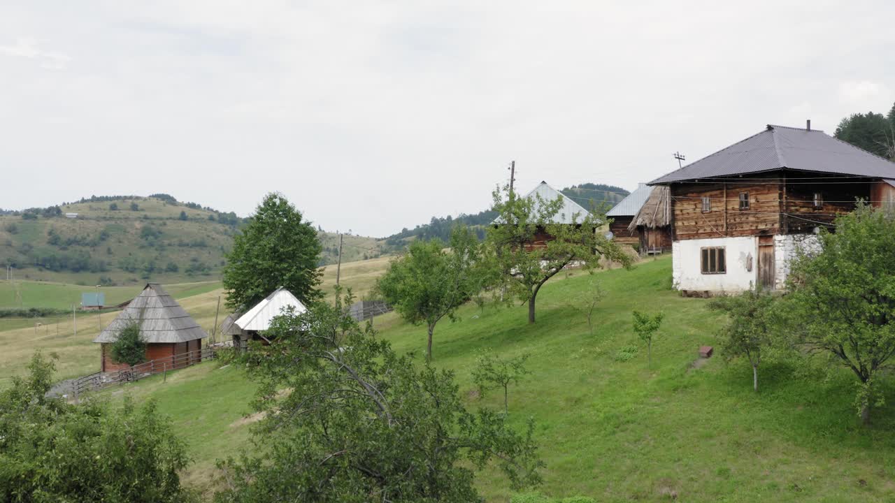 toma aérea de un pueblo aislado remoto en serbia en la meseta de pester