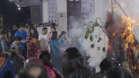 Menschen-Feiern-Das-Hinduistische-Holi-Fest-Mit-Lagerfeuer-In-Mumbai,-Indien