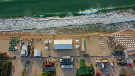 Drohnenaufnahmen-Von-Wellen,-Die-Auf-Den-Strand-Treffen