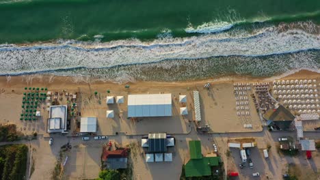 imágenes de drones de olas golpeando la playa