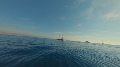 Antena-Fpv---Volando-Hacia-Un-Barco-Turístico-Pirata-En-Kos,-Grecia