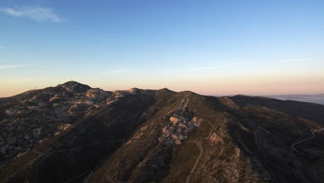 Ver-La-Puesta-De-Sol-Pintar-El-Cielo-Sobre-El-Monte-Penteli