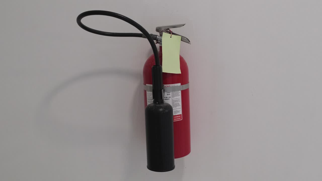 extintor de incendios en la pared como una medida de prevención de incendios en un edificio en bangkok, tailandia