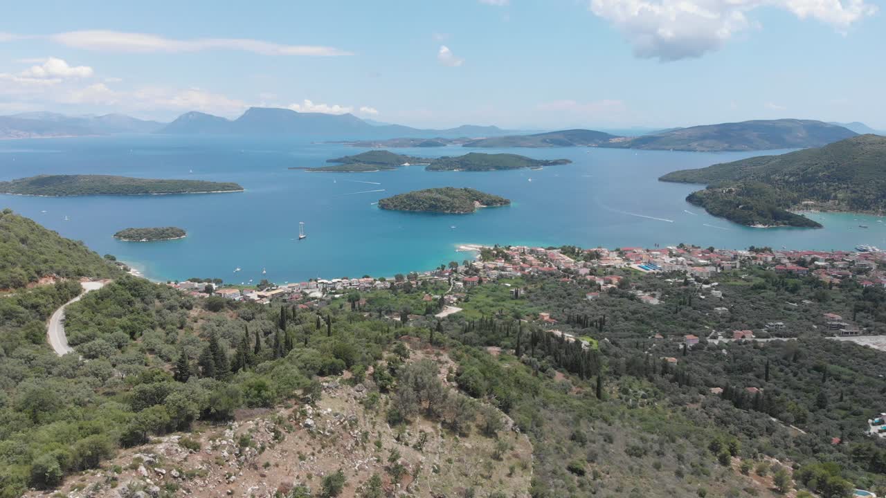 vista aérea de drones de la bahía de vlicho y nydri, lefkada, islas jónicas, grecia