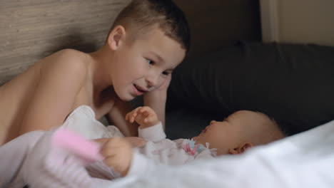 el chico está feliz de tener una hermana menor.