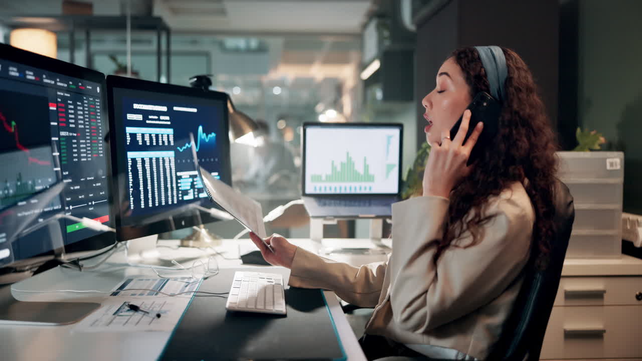 donna d'affari al telefono in un ufficio moderno