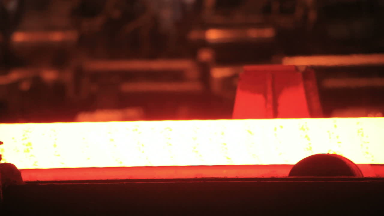 Processo di produzione dell'acciaio caldo. Linea di produzione di tubi metallici caldi.