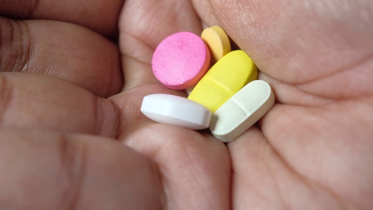 un puñado de pastillas variadas