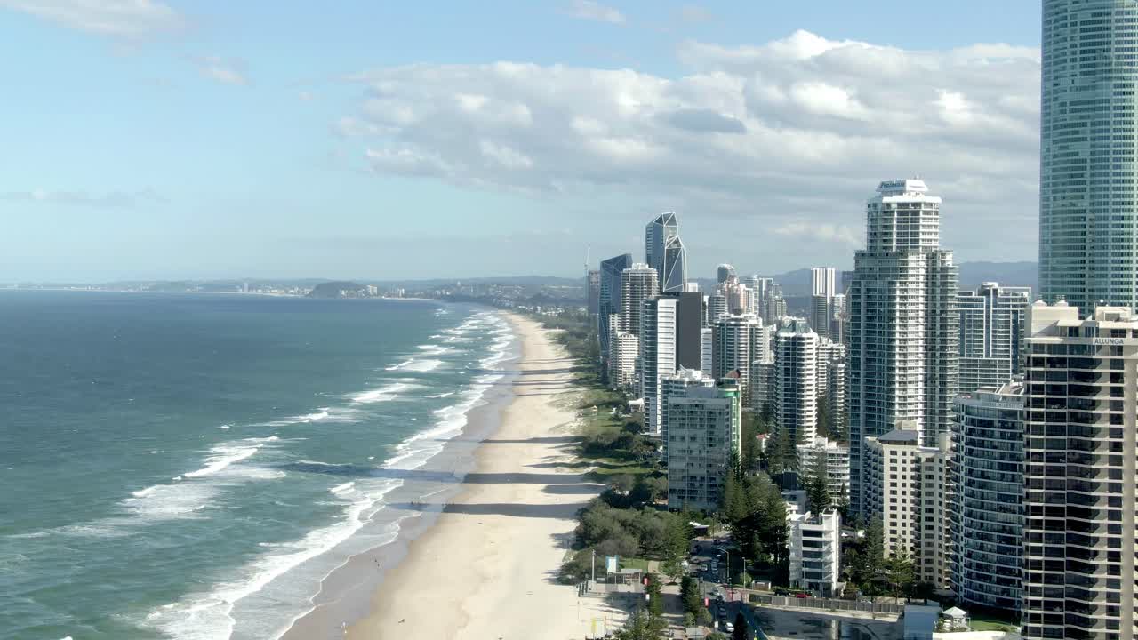 vista aérea del paraíso de los surfistas, costa dorada, australia en un día soleado