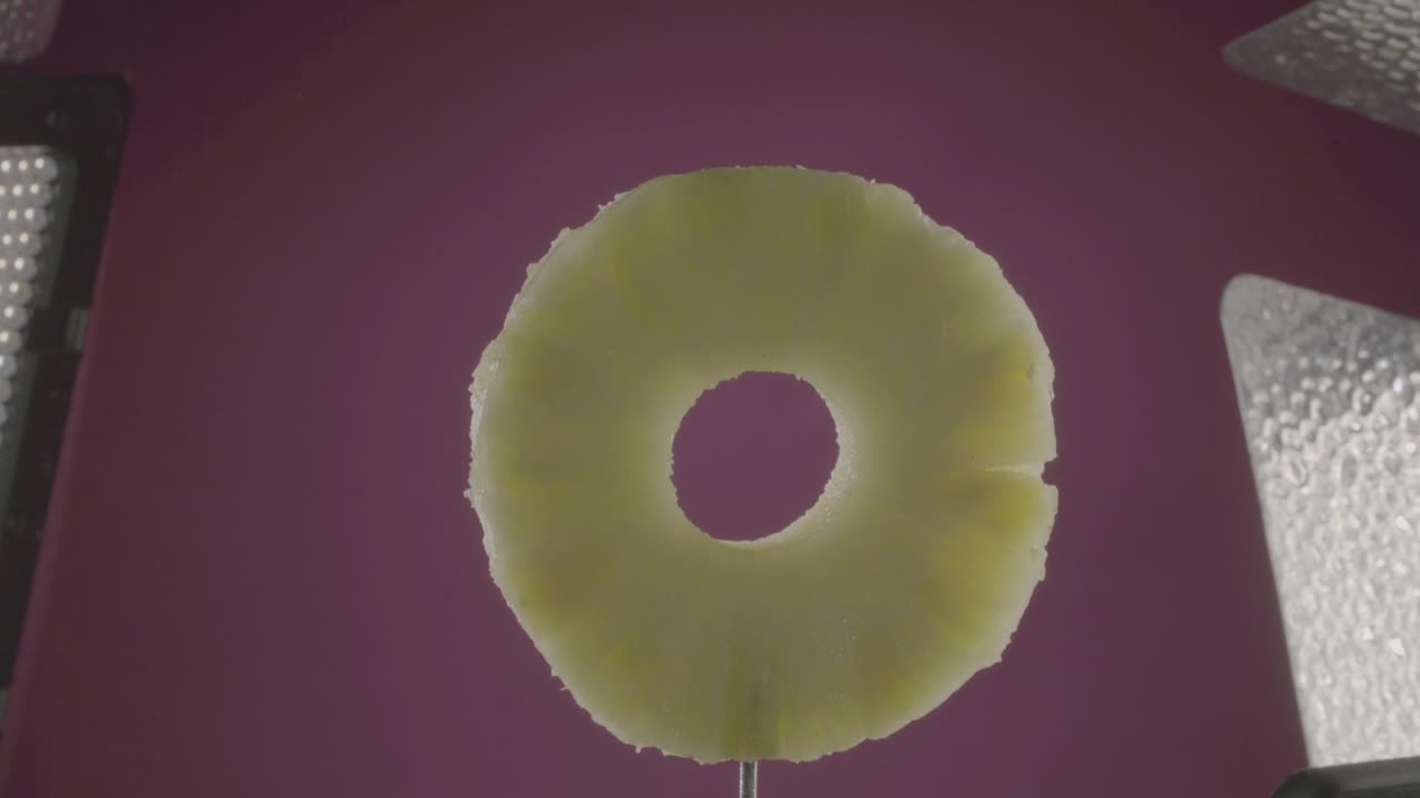 크로마 키를 위한 푸키아 스크린에 루프로 회전하는 파인애플