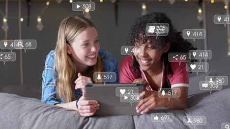 Animation-Von-Social-Media-Texten-Und--Symbolen-über-Verschiedenen-Freundinnen-Mit-Tablet