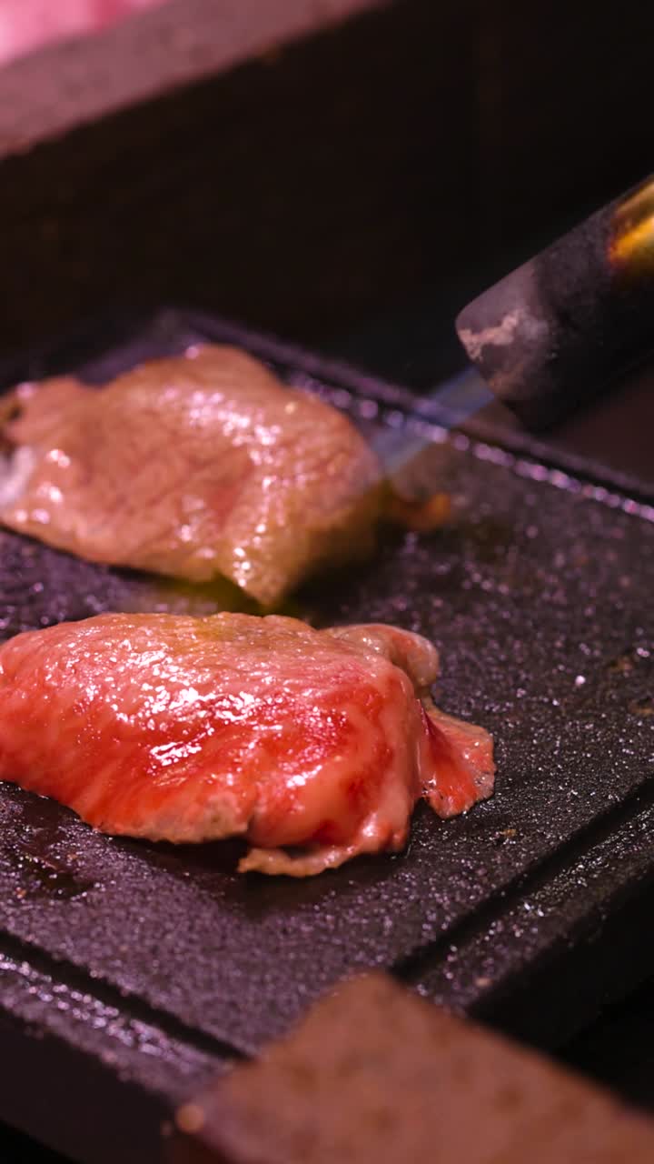 스테이크 가 맛있게 조리 되고 뜨거운 접시 에서 조리 되고 있다