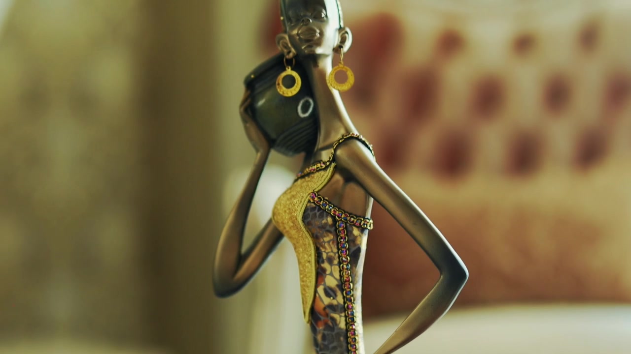 Statua di donna africana. Statua di donna che trasporta una brocca d'acqua. Scultura in ceramica incisa. La scultura è situata nella hall dell'hotel.
