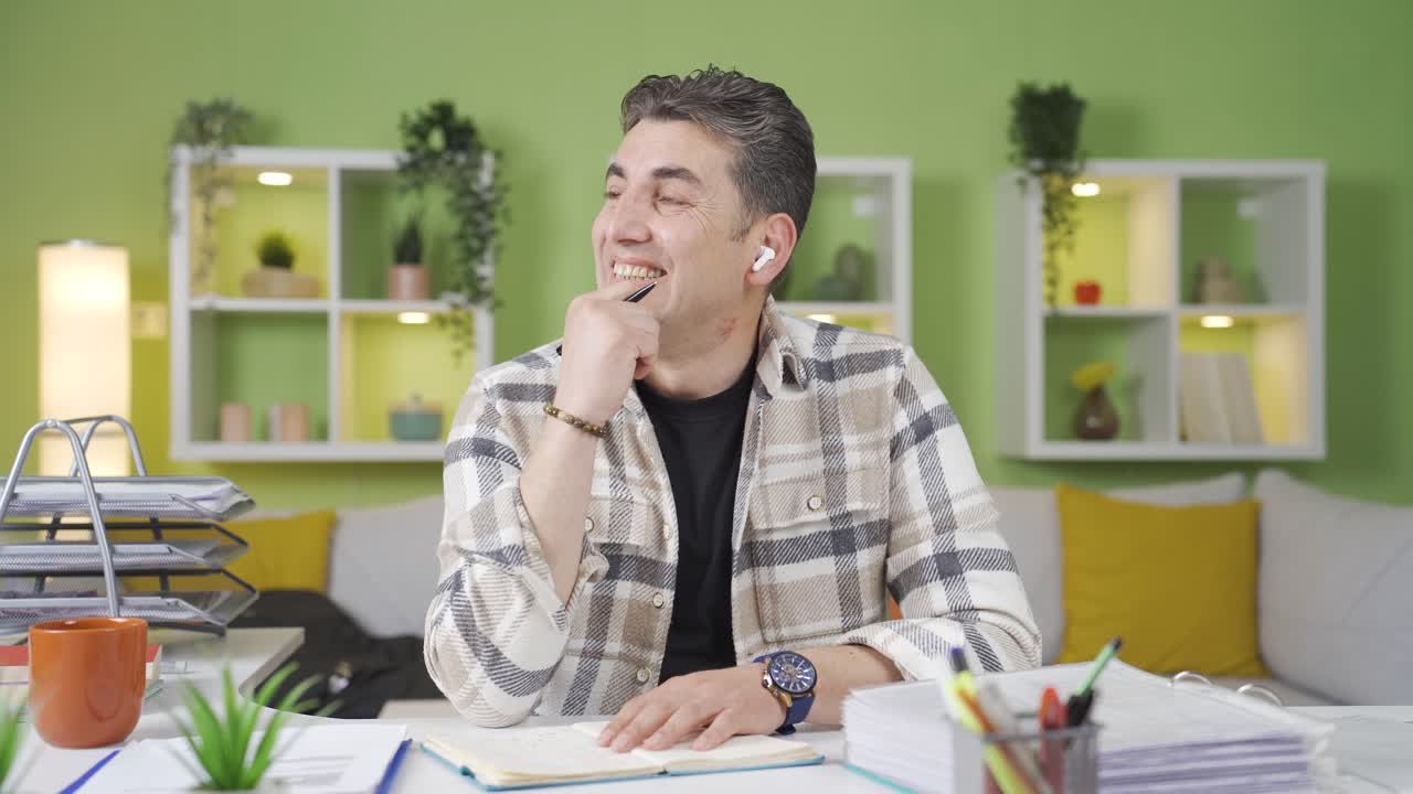 un hombre feliz y independiente con un espíritu positivo.