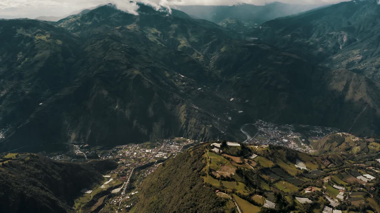 tierras altas andinas y paisajes urbanos de baños de agua santa en la provincia de tungurahua en ecuador, américa del sur