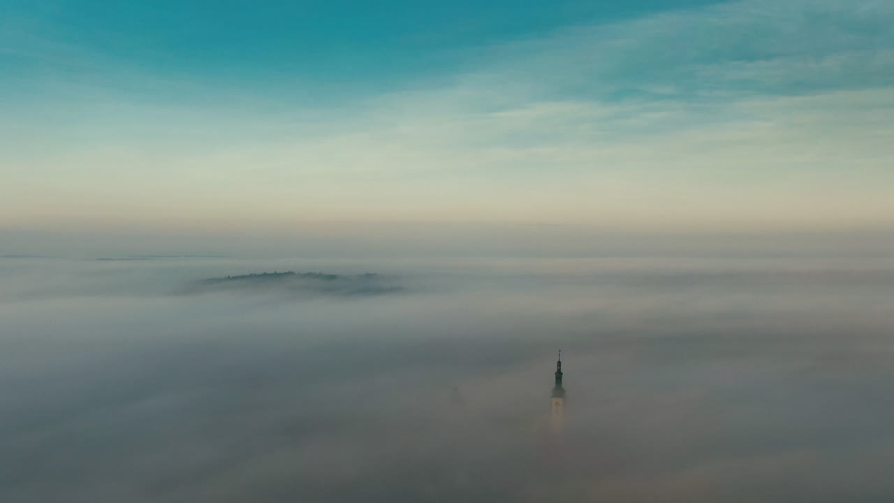 tabor 체코 가을 추운 아침에 구름 위를 날다