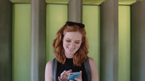 Hermoso-Retrato-De-Una-Joven-Estudiante-Feliz-Usando-Un-Teléfono-Inteligente-Navegando-Por-Las-Redes-Sociales