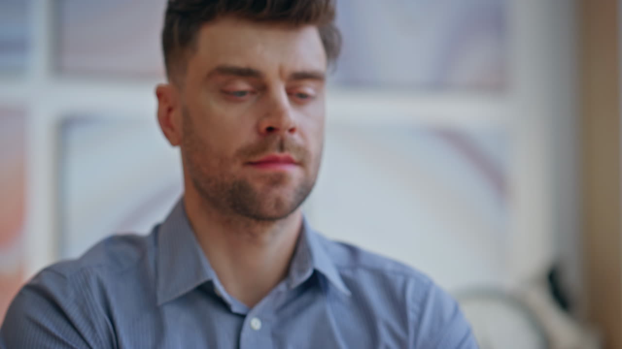 Mani di uomo d'affari che aprono un computer portatile, iniziando il lavoro nell'ufficio aziendale, primo piano.